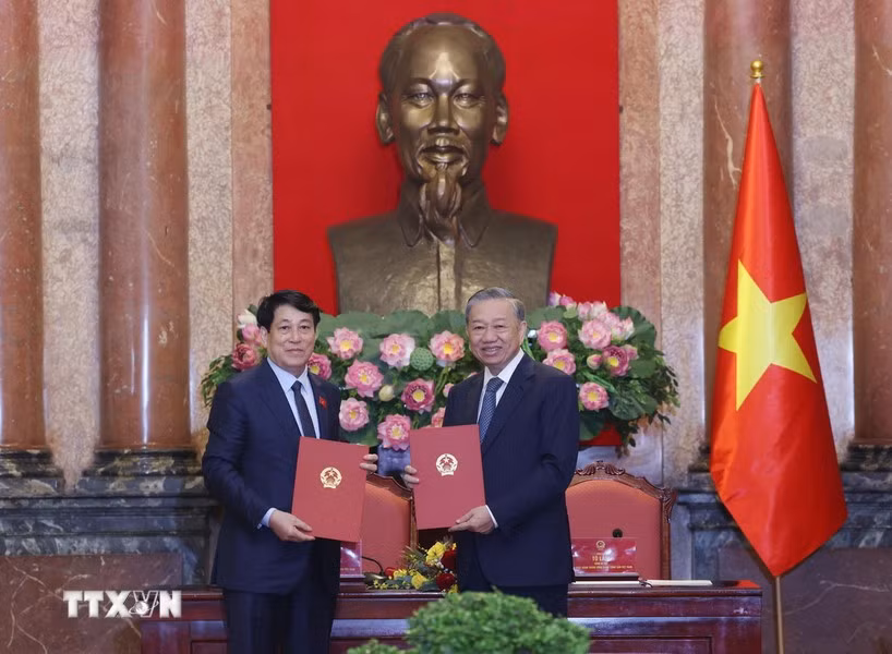 Tổng Bí thư Tô Lâm và Chủ tịch nước Lương Cường trao Biên bản bàn giao công tác của Chủ tịch nước.