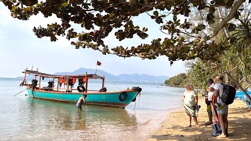 Khách quốc tế tham quan, nghỉ dưỡng tại Koh Tunsay (Đảo Thỏ) ở ngoài khơi biển Kep, phía tây nam Campuchia. (Ảnh: Huỳnh Thảo/TTXVN)