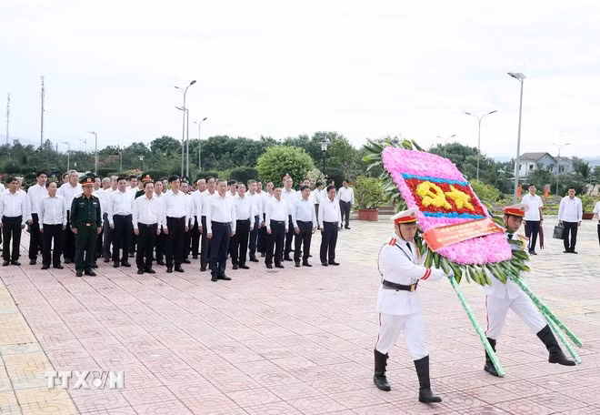 Tổng Bí thư Tô Lâm và đoàn công tác dâng hoa tưởng nhớ các Anh hùng liệt sĩ.