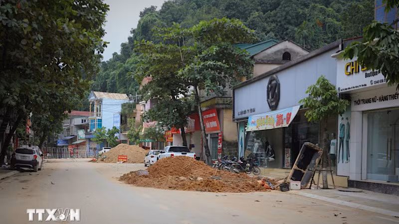 Tại thành phố Yên Bái, nhiều hộ dân có nhà nhưng không thể về. (Ảnh: TTXVN)