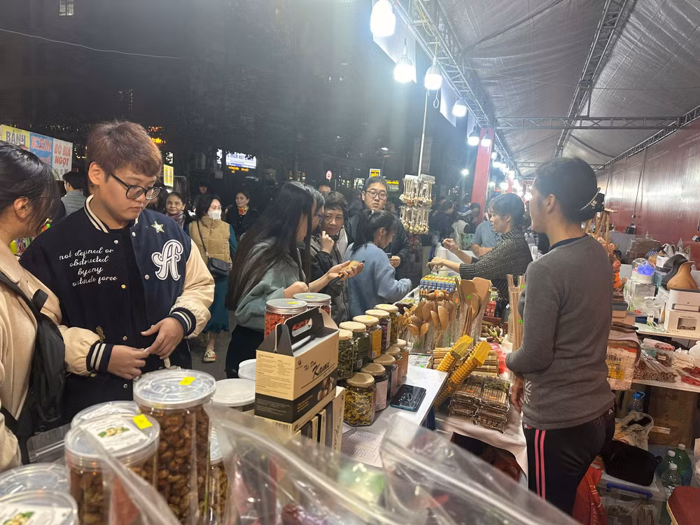 Nhiều người đã đến tham quan các gian hàng trong đêm khai mạc.