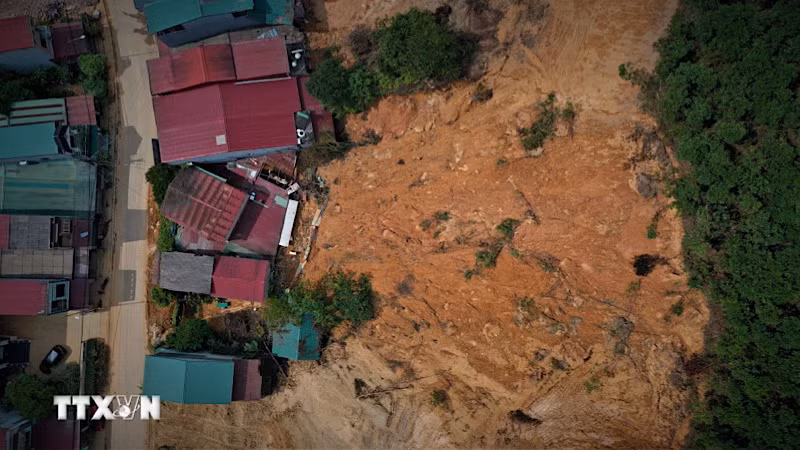 Sau bão số 3, nhiều điểm sạt lở xuất hiện tại thành phố Yên Bái. (Ảnh: TTXVN)