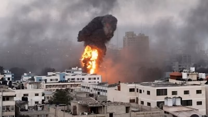 Khói lửa bốc lên sau một cuộc không kích của Israel tại Syria. (Ảnh: IRNA/TTXVN)