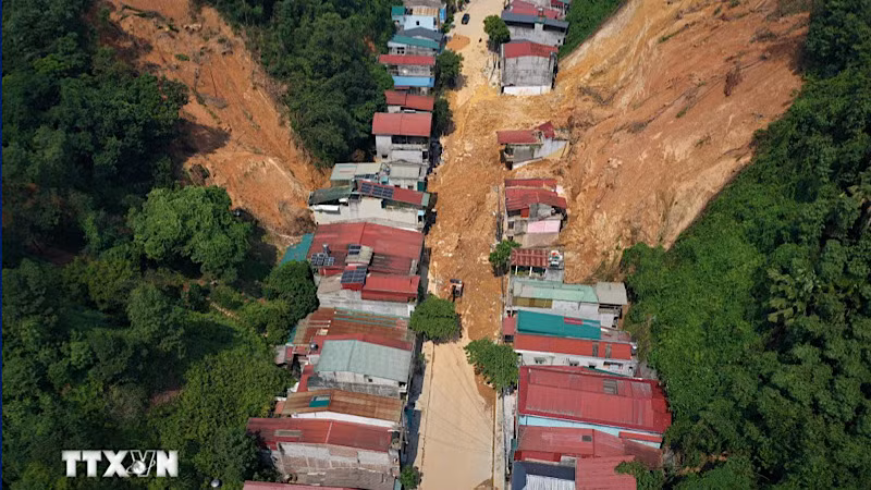 Thời tiết sẽ còn diễn biến phức tạp, nhiều quả đồi trong khu vực thành phố Yên Bái đã xuất hiện những vết nứt lớn, kéo dài, nguy cơ sạt lở đất vẫn ở mức rất lớn. (Ảnh: TTXVN)