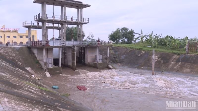 Các cống qua đê thực hiện tiêu nước, tránh úng lụt trong nội đồng.