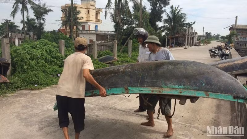 Ngư dân hai huyện ven biển tỉnh Thái Bình sắp xếp phương tiện làm ăn vào khu vực an toàn.