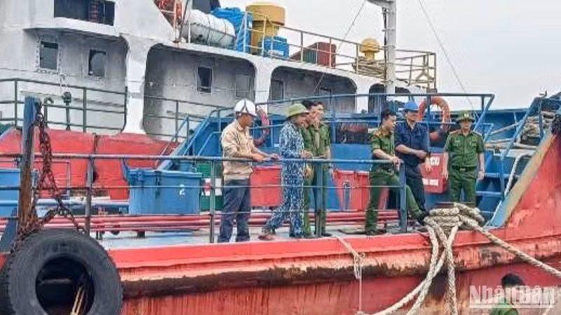 Lực lượng công an, quân đội hỗ trợ giằng néo các tàu chở dầu tại cảng Hải Hà, huyện Thái Thụy (tỉnh Thái Bình).
