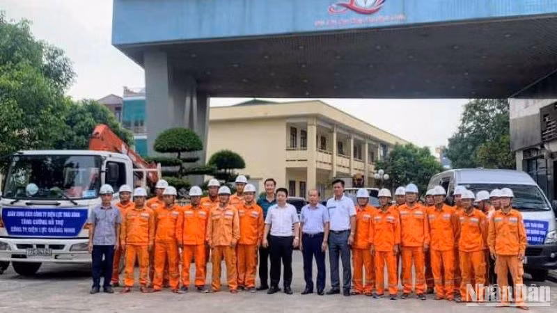 Ban Giám đốc Công ty Điện lực Thái Bình tiễn Đoàn xung kích gồm 34 người ra hỗ trợ thành phố Cẩm Phả (tỉnh Quảng Ninh) xử lý sự cố lưới điện.