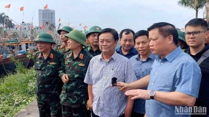 Chủ tịch Ủy ban nhân dân tỉnh Thái Bình Nguyễn Khắc Thận thông tin nhanh với đồng chí Lê Minh Hoan về việc triển khai phòng chống bão số 3 tại địa phương.