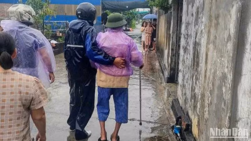 Ngay trong hôm nay, vẫn còn một số người già, trẻ em sống trong nhà không kiên cố được xã Hồng Dũng (Thái Thụy, tỉnh Thái Bình) đưa đến nơi an toàn.