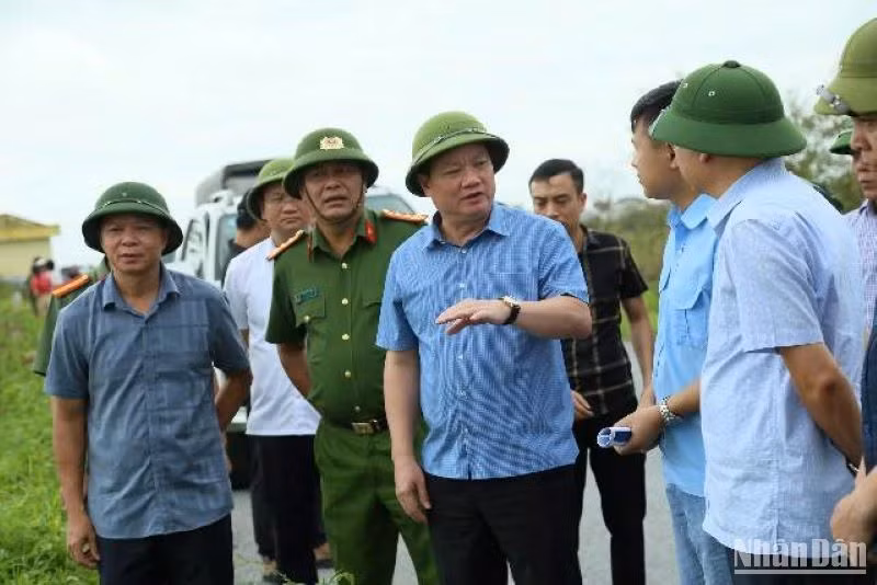 Các đồng chí lãnh đạo tỉnh Thái Bình luôn có mặt tại các địa điểm xung yếu kịp thời động viên, biểu dương quân dân các địa phương.