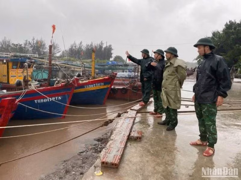 Lực lượng Bộ đội Biên phòng tỉnh Thái Bình thị sát tại khu neo đậu tàu thuyền xã Nam Thịnh, huyện Tiền Hải. (Ảnh chụp lúc 9 giờ sáng 7/9)
