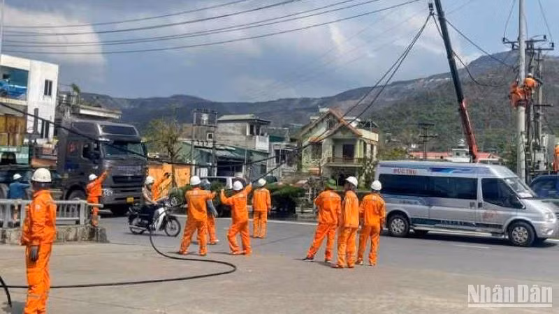 Lực lượng xung kích thuộc Công ty Điện lực Thái Bình kéo dây qua đường Quốc lộ trên địa bàn thành phố Cẩm Phả (tỉnh Quảng Ninh).