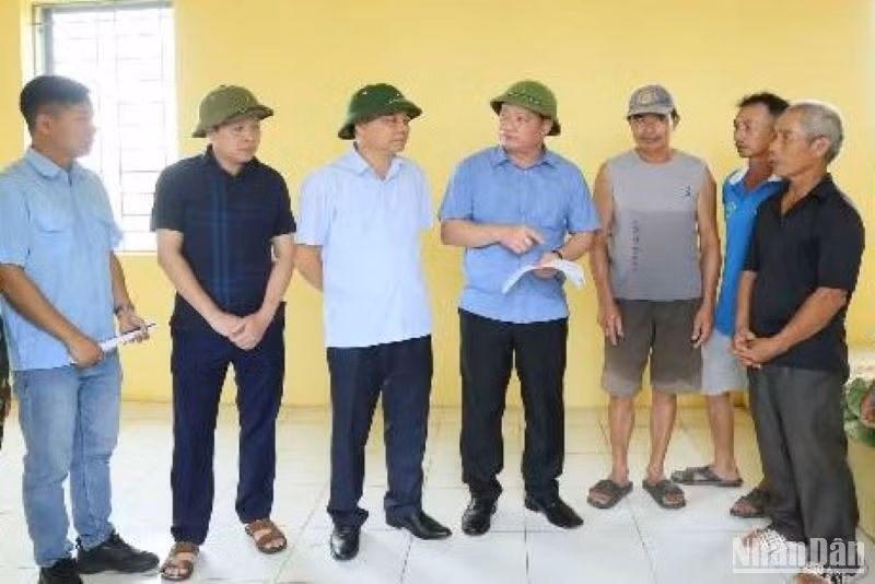 Chủ tịch Ủy ban nhân dân tỉnh Nguyễn Khắc Thận kiểm tra việc trực chống lụt bão tại tuyến đê Trà Lý, xã Trọng Quan (huyện Đông Hưng).