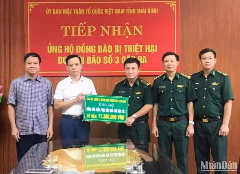 Bộ đội Biên phòng tỉnh Thái Bình ủng hộ đồng bào bị thiệt hại do bão số 3 gây ra.