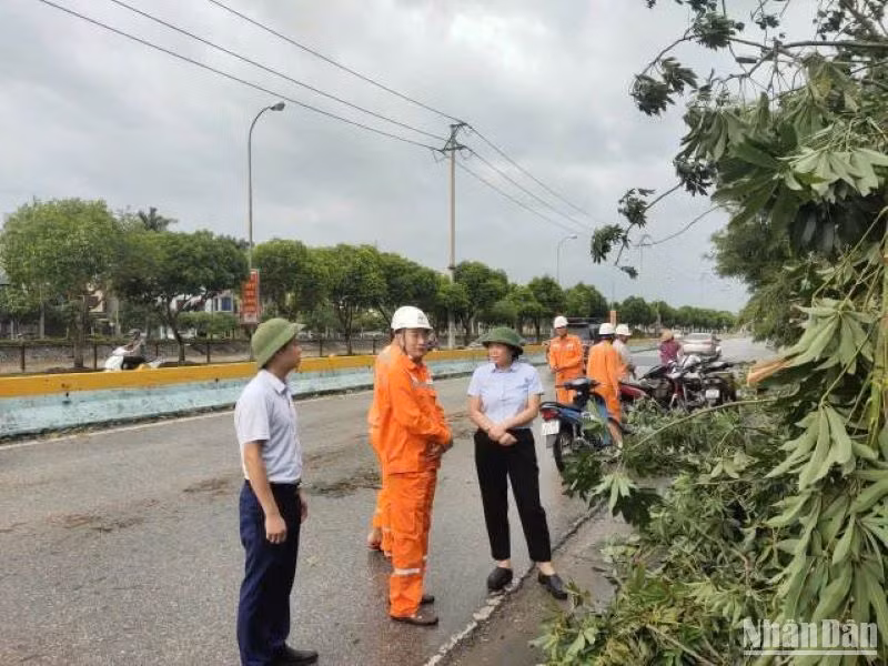Lãnh đạo huyện Vũ Thư đôn đốc ngành điện khắc phục sự cố, tập trung cấp điện ưu tiên cho các trạm bơm để tiêu thoát nước trong nội đồng.