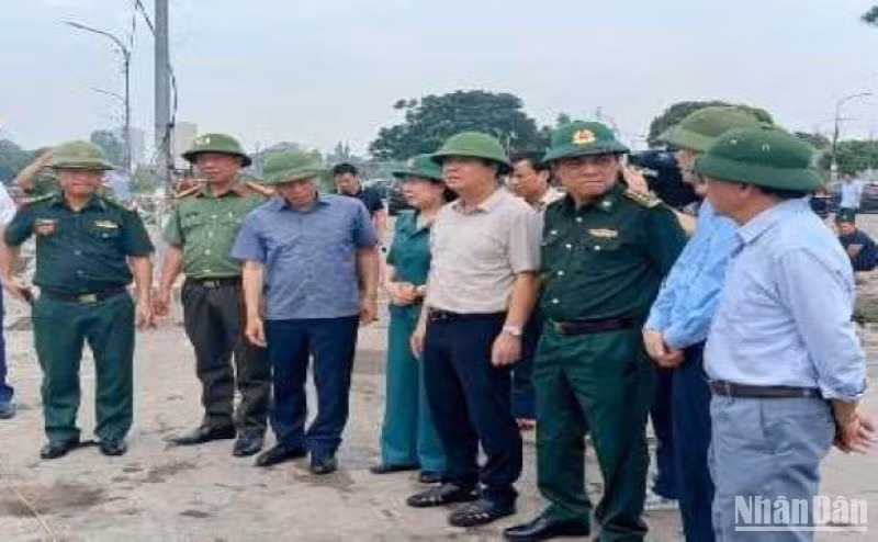 Bí thư Tỉnh ủy Thái Bình Ngô Đông Hải (thứ 4 từ phải sang) kiểm tra tàu thuyền vào tránh trú bão tại cảng Tân Sơn.