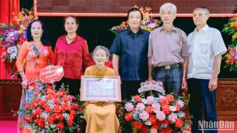 Trao Huy hiệu 70 năm tuổi Đảng cho đồng chí Vũ Thị Thắm, cư trú tại xã Nguyên Xá (huyện Đông Hưng, tỉnh Thái Bình).