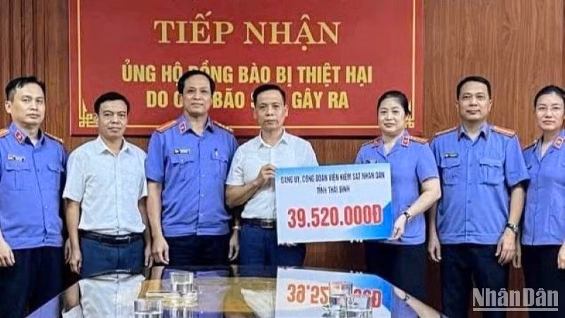 Nhiều cơ quan, đơn vị, cá nhân đến Ủy ban Mặt trận tổ quốc Việt Nam tỉnh Thái Bình trao tặng, ủng hộ nhân dân vùng thiên tai.