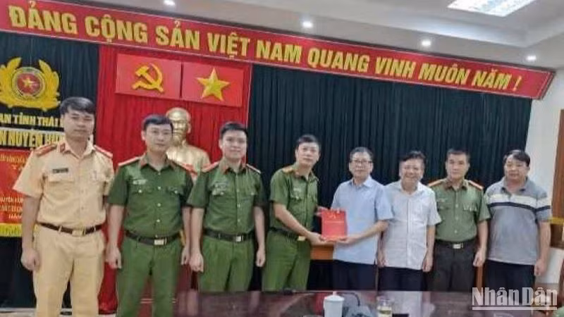 Lực lượng phá chuyên án 0924T về trộm cắp đồ thờ cúng, Công an huyện Hưng Hà (tỉnh Thái Bình) được Bí thư Huyện ủy Hưng Hà thưởng nóng.