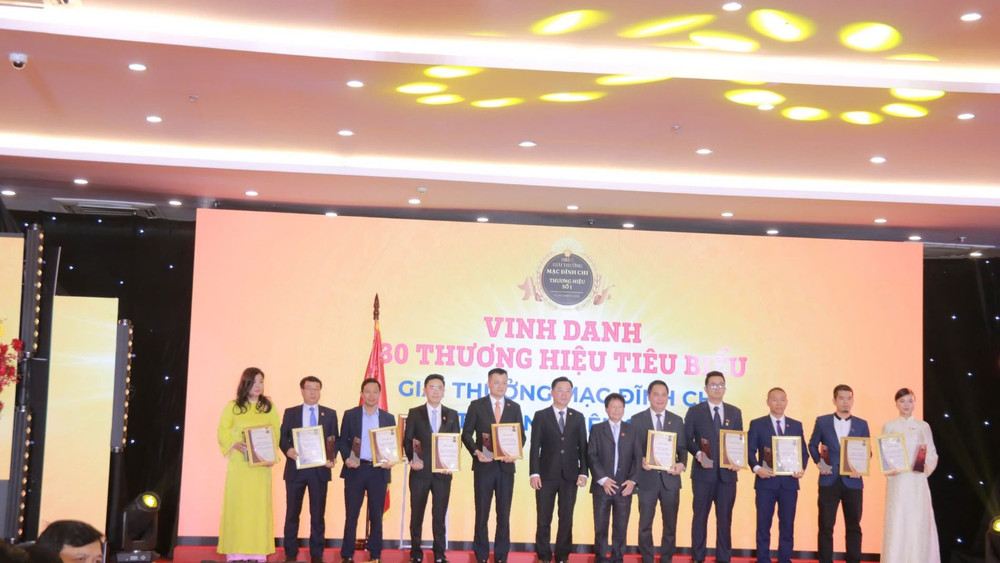 Trao giải thưởng Mạc Đĩnh Chi cho các doanh nghiệp tiêu biểu. Trao giải thưởng Mạc Đĩnh Chi cho các doanh nghiệp tiêu biểu.