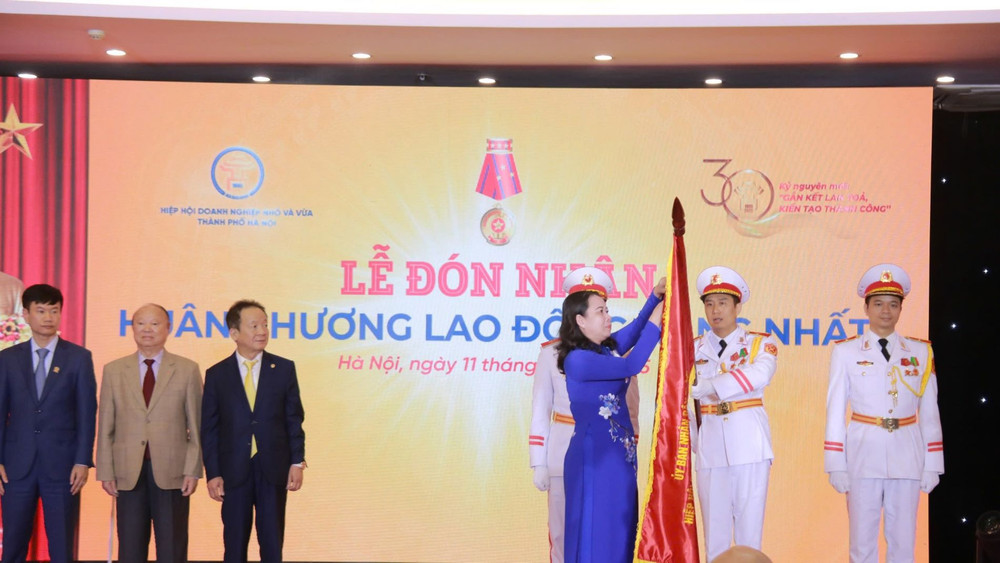 Đồng chí Võ Thị Ánh Xuân, Ủy viên Trung ương Đảng, Phó Chủ tịch nước, Phó Chủ tịch thứ nhất Hội đồng Thi đua-Khen thưởng Trung ương gắn Huân chương lên cờ thi đua. Đồng chí Võ Thị Ánh Xuân, Ủy viên Trung ương Đảng, Phó Chủ tịch nước, Phó Chủ tịch thứ nhất Hội đồng Thi đua-Khen thưởng Trung ương gắn Huân chương lên cờ thi đua.