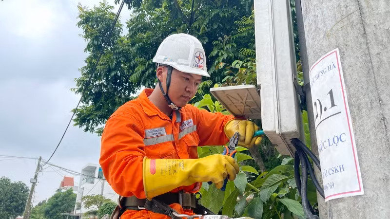 Bảo đảm cung ứng điện an toàn dịp lễ 30/4-1/5. (Ảnh: KIM DUNG)