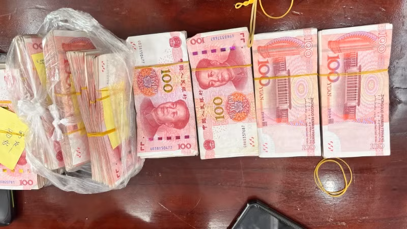 Hình ảnh 30 vạn nhân dân tệ bị bắt giữ quả tang.