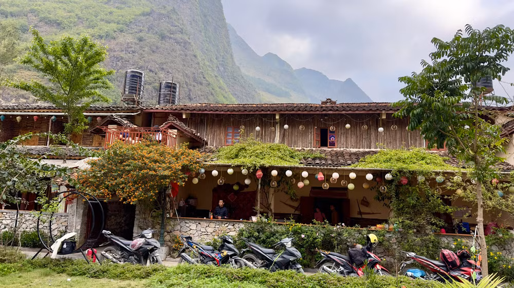 Cuối tuần lượng khách đến với làng văn hóa tăng mạnh.