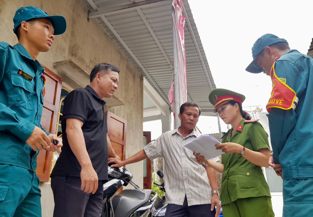 Lực lượng chức năng tuyên truyền cho ngư dân hiểu về các quy định pháp luật trên biển 