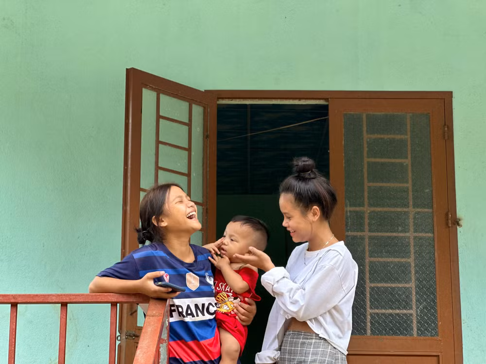 Tại thôn Bàng La, các thế hệ “măng non” tiếp tục chào đời, mang lại sinh khí cho ngôi làng tái định cư.