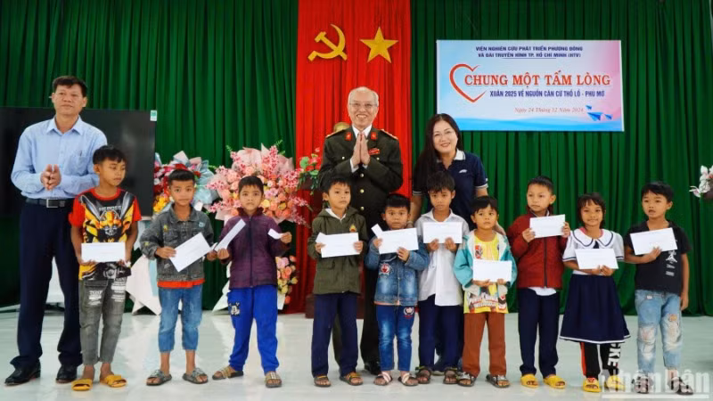 Các đại biểu trao quà cho 10 em học sinh có hoàn cảnh khó khăn xã vùng cao Phú Mở, huyện Đồng Xuân, Phú Yên.