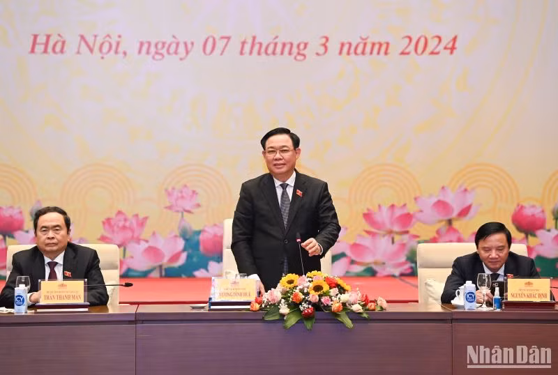 Chủ tịch Quốc hội Vương Đình Huệ phát biểu tại cuộc gặp mặt. (Ảnh: DUY LINH)