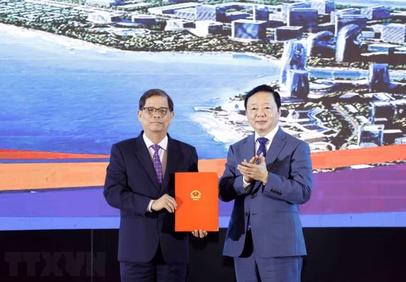 Phó Thủ tướng Trần Hồng Hà trao Quyết định của Thủ tướng Chính phủ cho Chủ tịch Ủy ban nhân dân tỉnh Khánh Hoà Nguyễn Tấn Tuân.