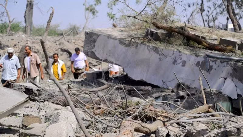 Hiện trường một vụ không kích xảy ra trên lãnh thổ Yemen.