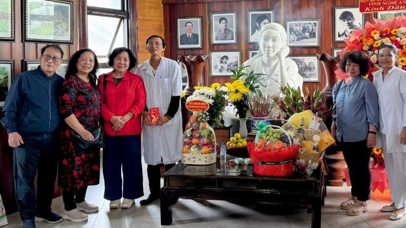Người thân của liệt sĩ Đặng Thùy Trâm và các bác sĩ của bệnh xá.