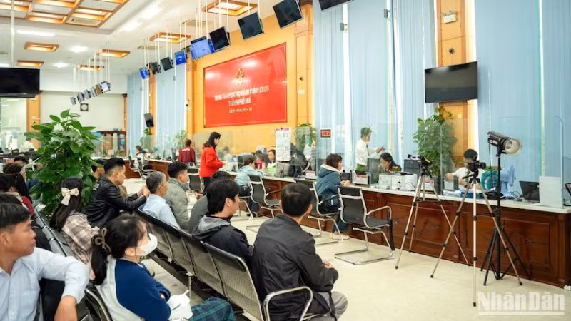 Cán bộ tại bộ phận một cửa thành phố Huế phục vụ người dân, doanh nghiệp đến giải quyết thủ tục hành chính. (Ảnh: HOÀNG OANH)