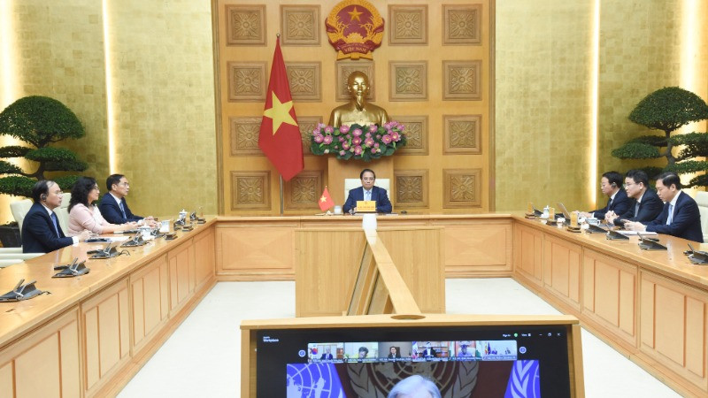 Thủ tướng Phạm Minh Chính và lãnh đạo các bộ, ban, ngành của Chính phủ Việt Nam tham dự Hội nghị cấp cao trực tuyến về biến đổi khí hậu tại điểm cầu Hà Nội. (Ảnh: TRẦN HẢI)