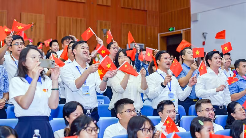 Các đại biểu 2 nước tại chương trình "Gặp gỡ hữu nghị thanh niên Việt Nam - Trung Quốc" lần thứ 23, diễn ra tại Trung Quốc năm 2024.