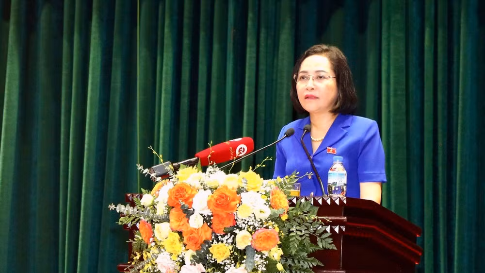 Đồng chí Nguyễn Thị Thanh, Phó Chủ tịch Quốc hội trả lời, làm rõ những kiến nghị của cử tri.