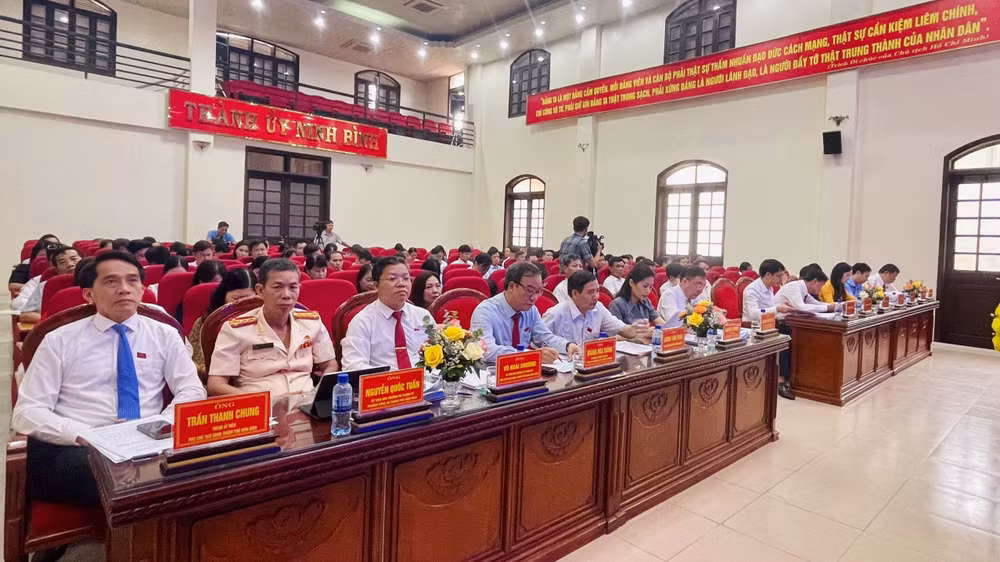 Các đại biểu tham dự kỳ họp.