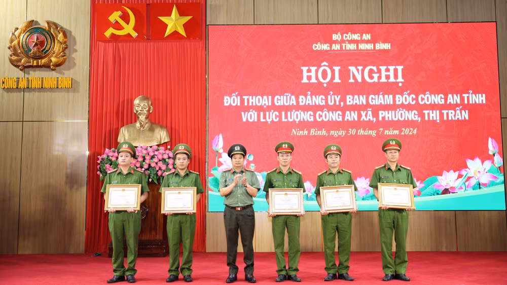 Đồng chí Đại tá Đặng Trọng Cường, Giám đốc Công an tỉnh tặng Giấy khen cho các tập thể có thành tích xuất sắc trong thực hiện Nghị quyết số 12 của Đảng ủy Công an Trung ương; Chỉ thị số 11 của Bộ trưởng Công an và Chỉ thị số 16 của Ban Thường vụ Tỉnh ủy Ninh Bình.