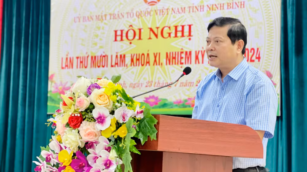 Phó Chủ tịch Ủy ban Mặt trận Tổ quốc Việt Nam tỉnh Ninh Bình Lê Văn Kiên phát biểu tại hội nghị.