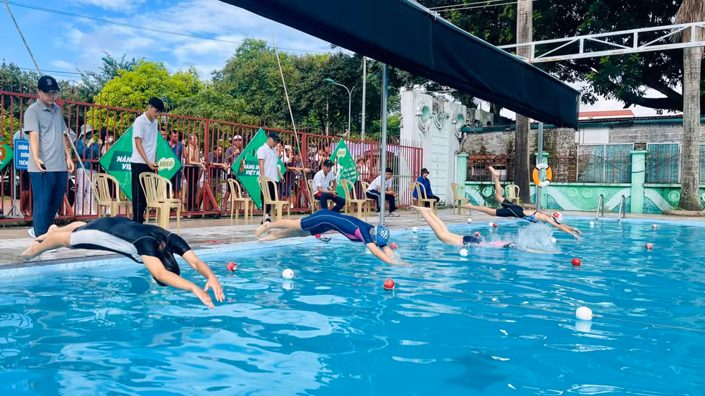 Giải bơi là dịp để các em có cơ hội thể hiện tài năng, giao lưu, trao đổi kinh nghiệm.