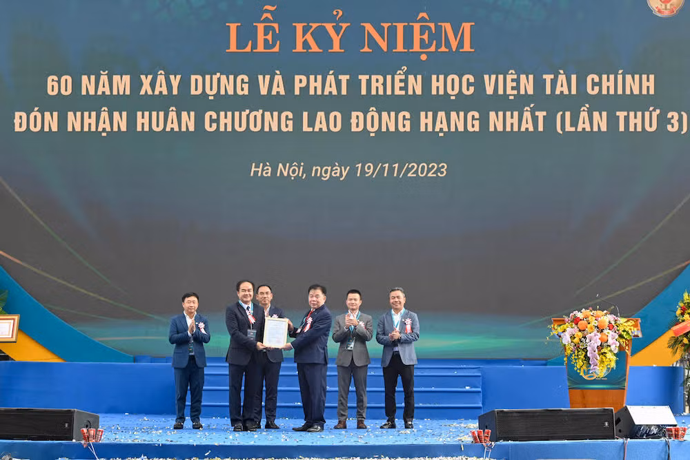 Thứ trường Bộ Nội vụ Nguyễn Chiến Thắng trao Quyết định thành lập Quỹ phát triển giáo dục Tâm - Tài - Chính cho Học viện. (Ảnh: DUY LINH)
