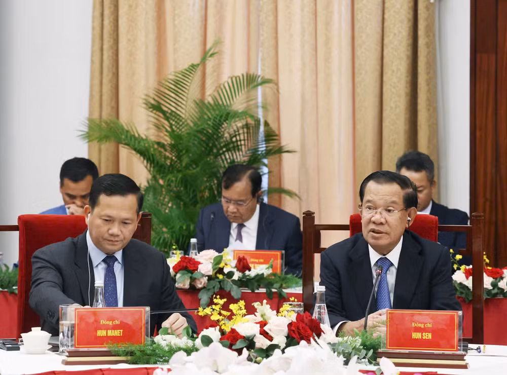 Chủ tịch Đảng Nhân dân Campuchia, Chủ tịch Thượng viện Vương quốc Campuchia Hun Sen và Thủ tướng Campuchia Hun Manet. (Ảnh: TTXVN)