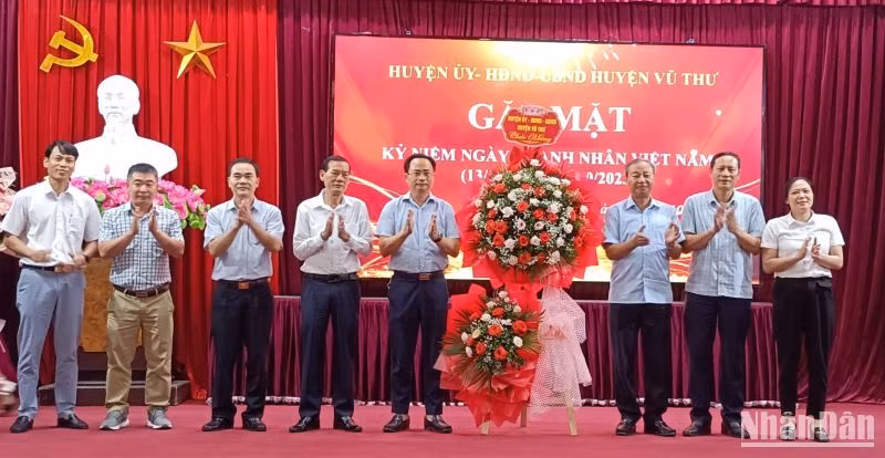 Huyện Vũ Thư (tỉnh Thái Bình) gặp mặt gần 200 doanh nghiệp tiêu biểu nhân ngày Doanh nhân Việt Nam 13/10. Huyện Vũ Thư (tỉnh Thái Bình) gặp mặt gần 200 doanh nghiệp tiêu biểu nhân ngày Doanh nhân Việt Nam 13/10.