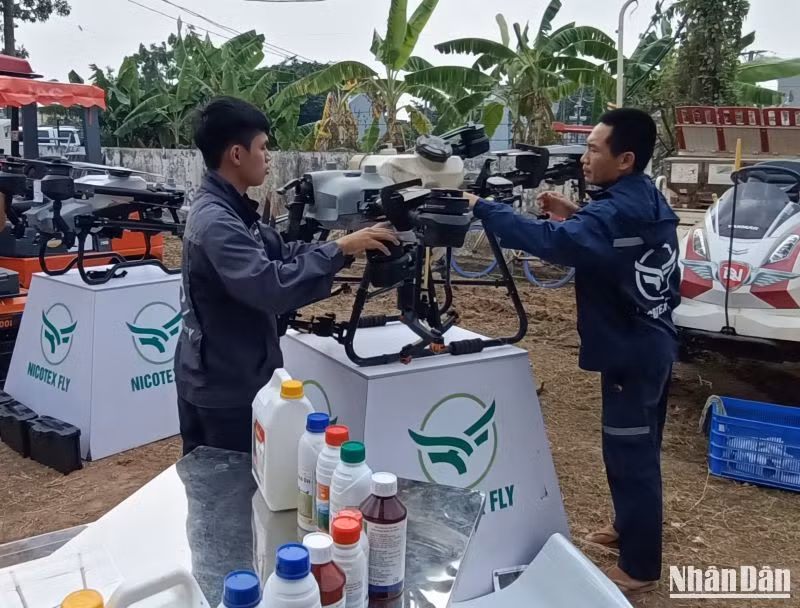 Thiết bị bay không người lái phun thuốc trừ sâu được Hợp tác xã sản xuất, kinh doanh nông sản Quang Lanh mua từ nguồn vốn vay của Quỹ Thiện Tâm.