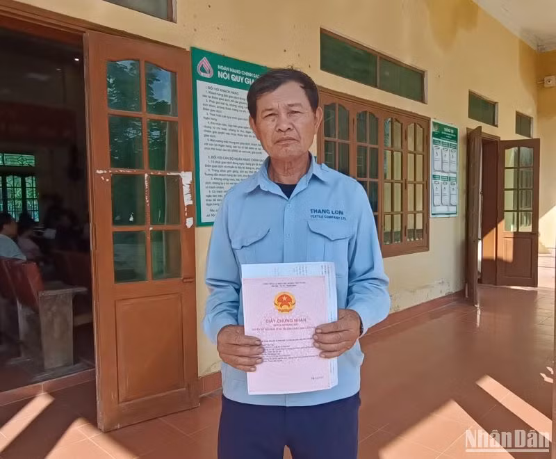 Ông Phạm Văn Tám đánh giá cao tinh thần trách nhiệm của huyện, của xã trong việc cấp giấy chứng nhận quyền sử dụng đất cho người dân. (Ảnh Mai Tú)