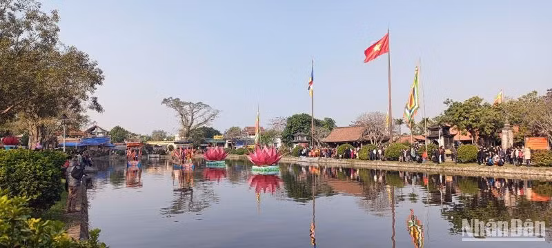 Lễ hội chùa Keo mùa thu là Lễ hội chính trong năm. 